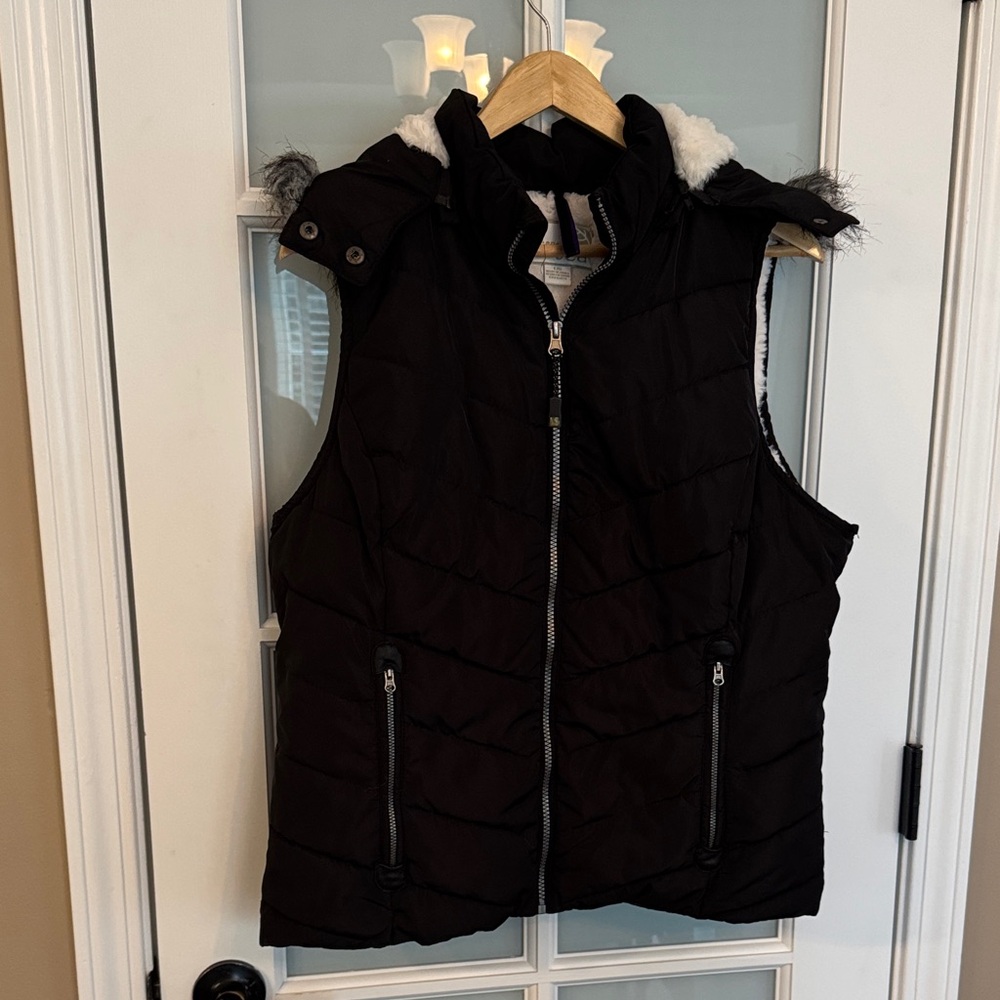 GreenTea Black Quilted Vest with Faux Fur Trim